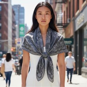 Capris 910 Vintage Square Scarf